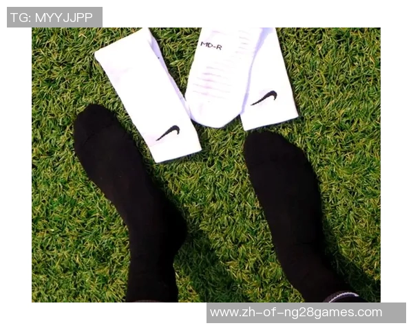 足球场上的必备装备 足球袜背后的科技与品牌选择揭秘 足球场上的必备装备 足球袜背后的科技与品牌选择揭秘